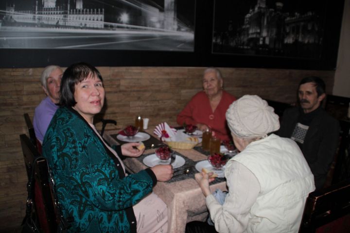 В рамках акции #ЩедрыйВторник инвалидов накормили обедом в кафе Бугульмы
