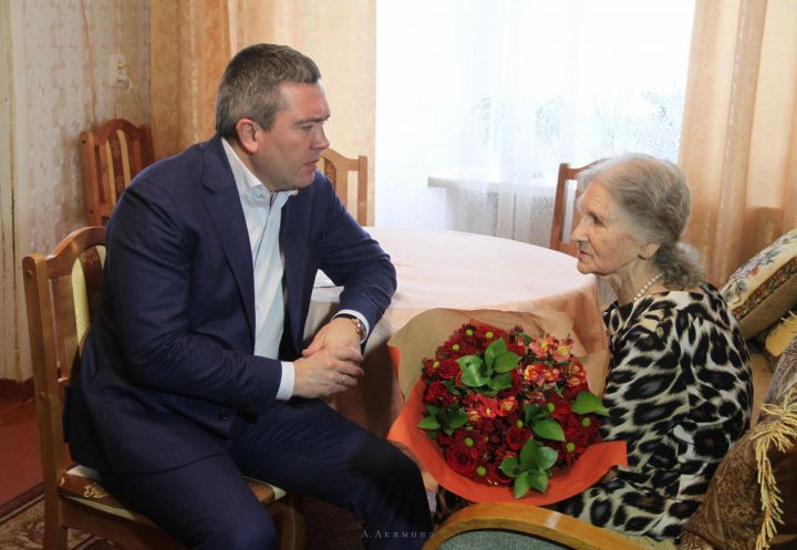 Линар Закиров поздравил бугульминку с 90-летием