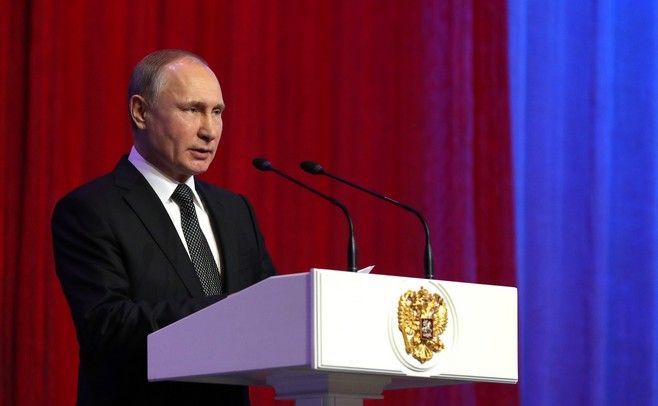 Путин поздравил с праздником мужское население страны