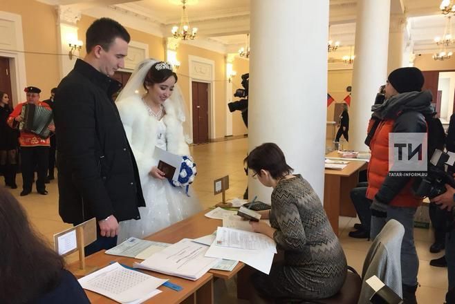 Молодожены из Зеленодольска после ЗАГСа отправились на выборы Президента России