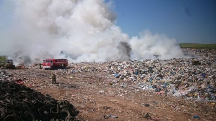В соседнем районе загорелся мусор на полигоне ТБО