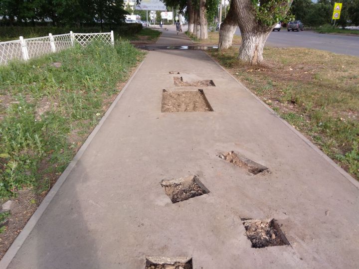 Новый тротуар в Бугульме уже пришлось ремонтировать