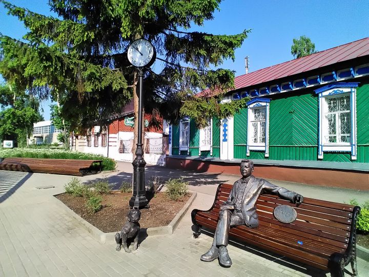 К скульптуре Ярослава Гашека «вернулись» часы