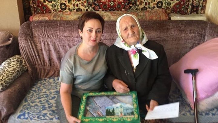 Бугульминку поздравили на дому с 90-летним юбилеем