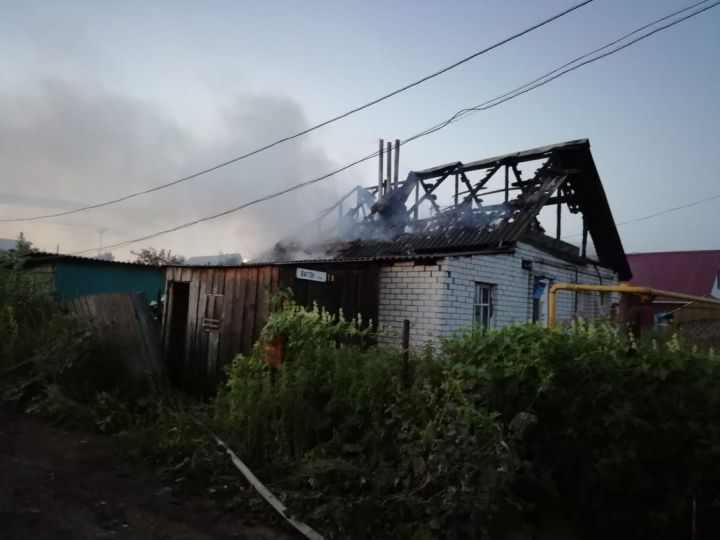 В результате пожара частного дома бугульминец остался без крыши над головой