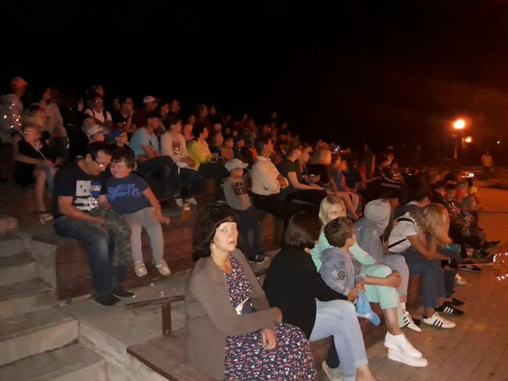 Около 500 бугульминцев посмотрели в парке фильм о пушистом трио