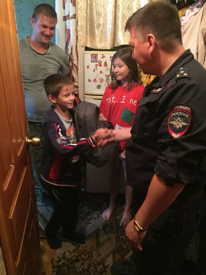 Бугульминские полицейские сделали подарки детям