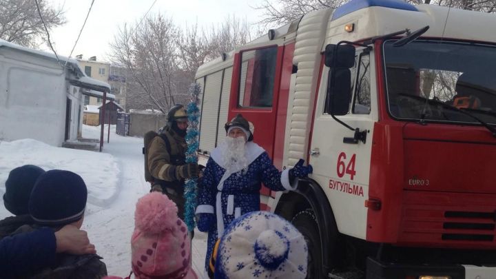 Воспитанники социального приюта «Ялкын» Бугульмы встретили необычного Деда Мороза – спасателя