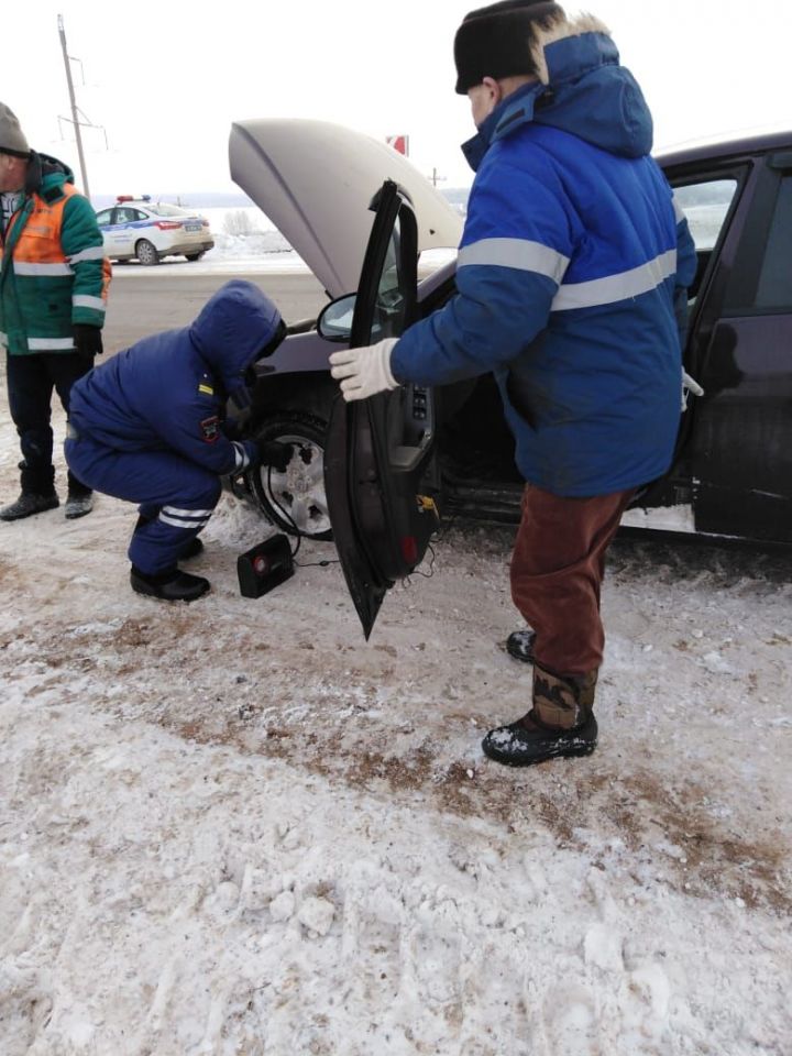Автоинспекторы помогли автомобилисту выбраться из снежного плена (видео)