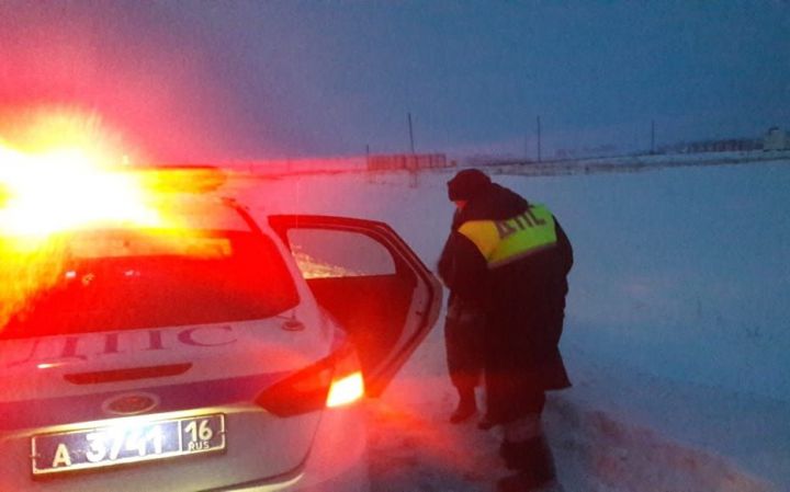 В Татарстане сотрудник ГИБДД помог замерзавшей на трассе пенсионерке