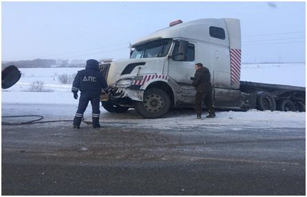 В Татарстане автоинспекторы помогли иногороднему водителю выбраться из снежного плена