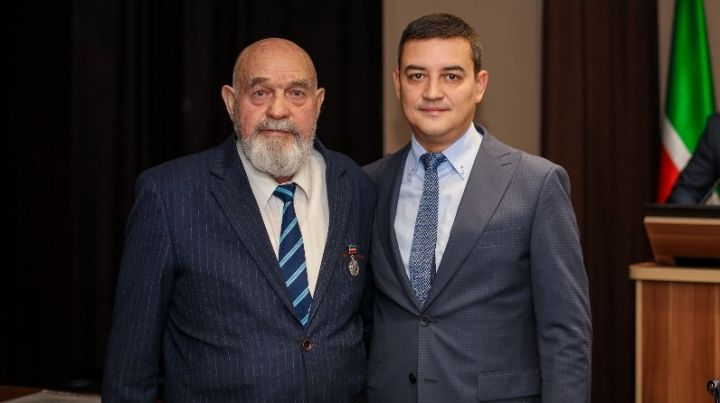 "Эшлекле дүшәмбе" киңәшмәсендә Бөгелмә волейбол тренерына Дәүләт бүләге тапшырылды