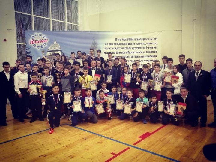 В Бугульминской СШ «Юность» им. Е.А. Тимерзянова» состоялся открытый благотворительный турнир по кикбоксингу