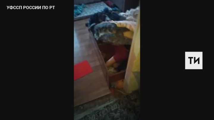 Задолжавший 1 млн рублей алиментщик из Казани прятался от приставов под матрасом