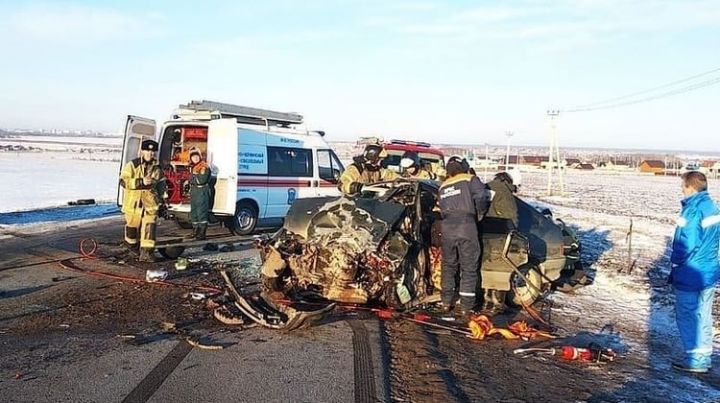 Два водителя пострадали в лобовом столкновении двух легковушек