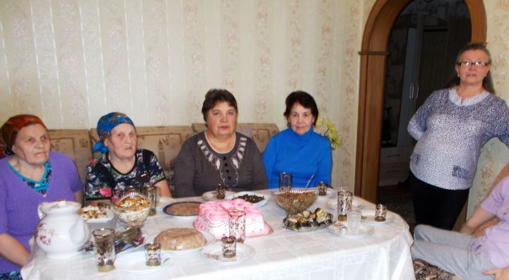 Бабушки в гости к бабушкам или Дружба бугульминских сельчан