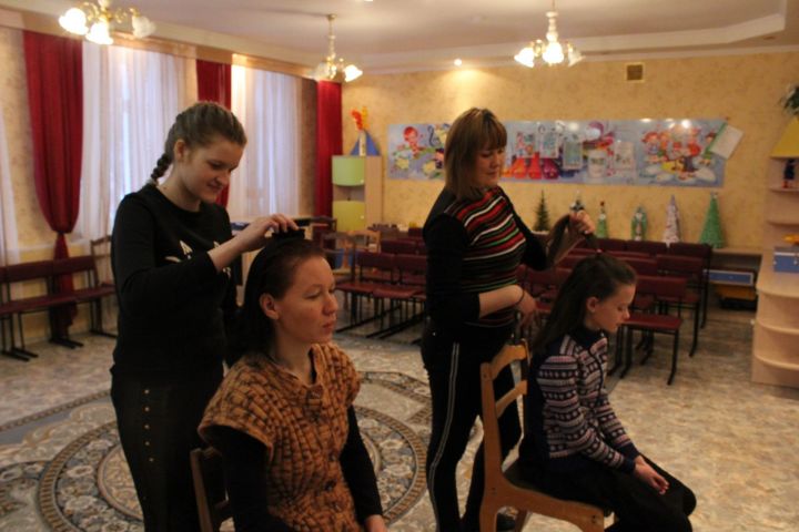 Жителей Бугульмы познакомили с профессией парикмахера и научили уходу за волосами