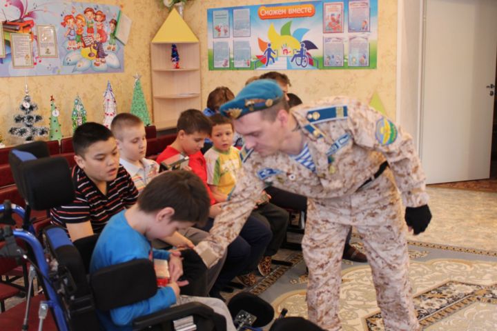 Представитель «Союза десантников России» посетил центр «Возрождение» Бугульмы и подарил детям сувениры