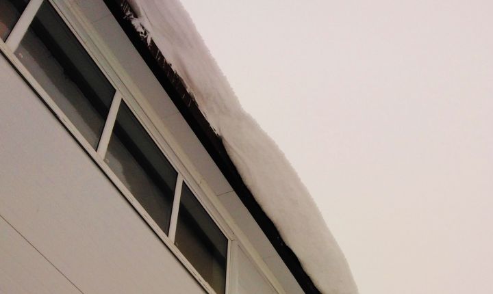 Опасность сверху! В Бугульминском районе возможен сход снега с крыш домов и других зданий!