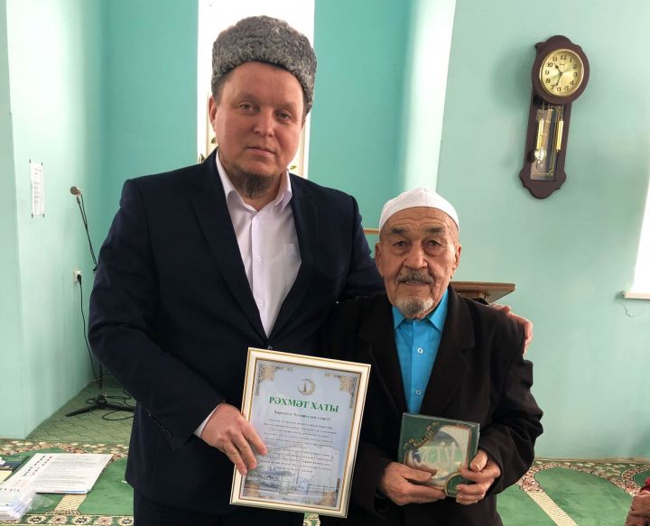 За многолетнюю духовную службу в Бугульме наградили самого пожилого имама деревни Батыр