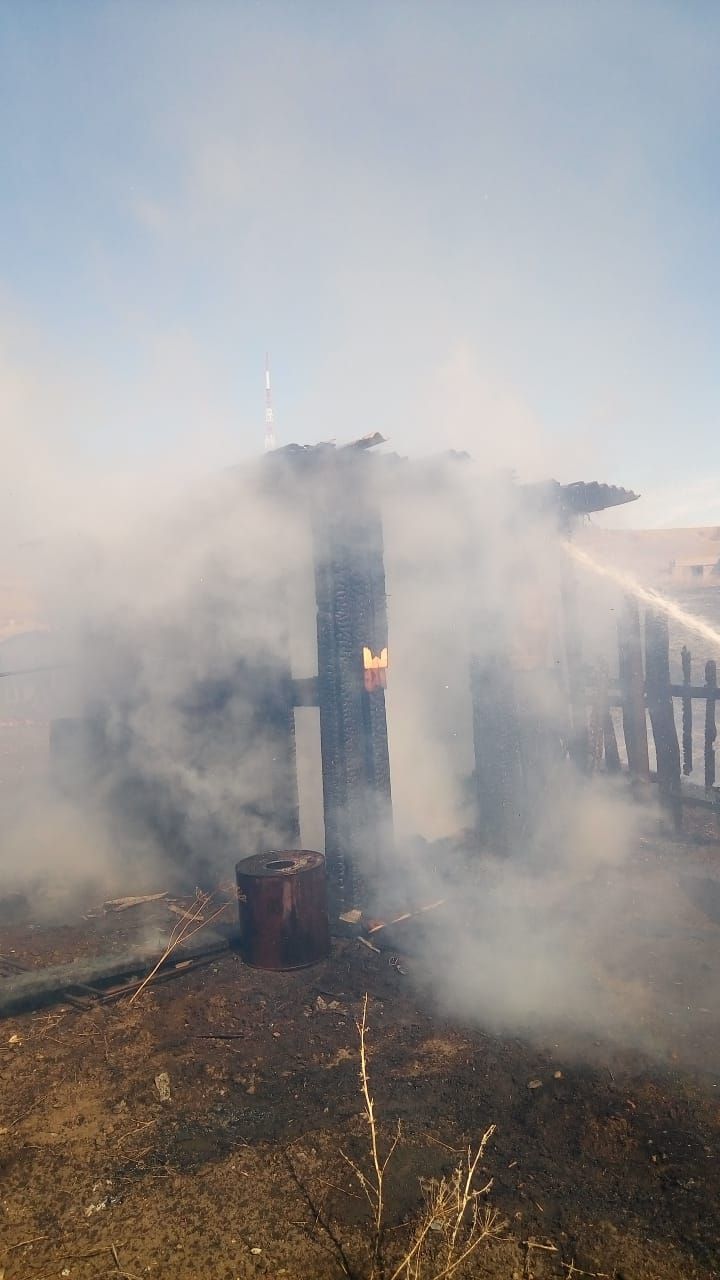В Карабаше сгорел частный сарай