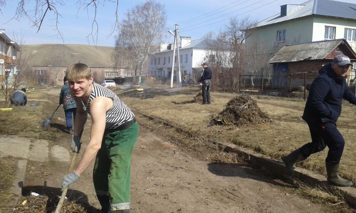 Жители Бугульминского района навели порядок на улицах села, присоединившись к акции «Я – участник «Зеленой весны-2019»