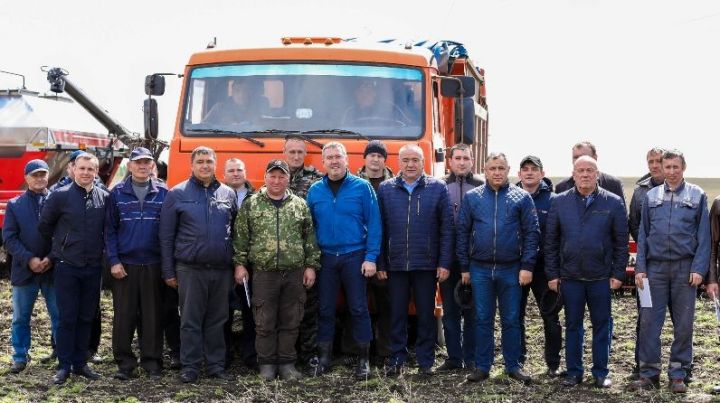 Люди труда: Глава Бугульминского района наградил передовиков весенне-полевых работ
