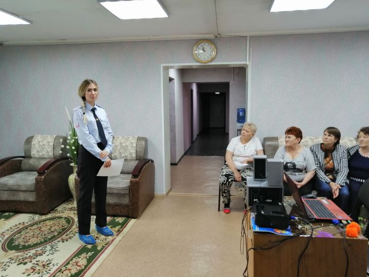 Волонтеры совместно с сотрудниками полиции проводят профилактические акции среди пожилого населения
