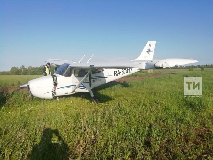 Из-за отказа двигателя легкомоторный самолет сел в поле в двух километрах от аэропорта «Бугульма»