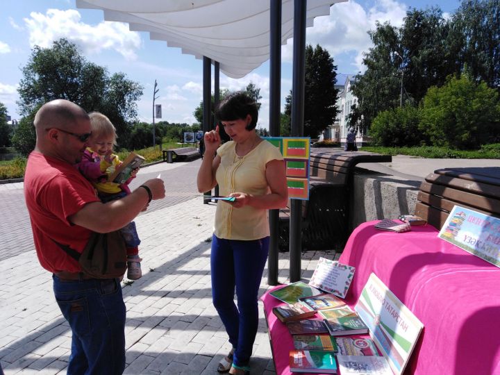 У центрального водоема Бугульмы раздавали конфеты за правильные ответы на вопросы по истории Татарстана