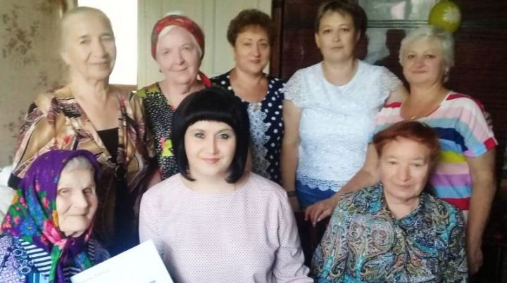 Жительница Бугульминского района получила открытку от Путина и подарки в честь своего 90-летнего юбилея