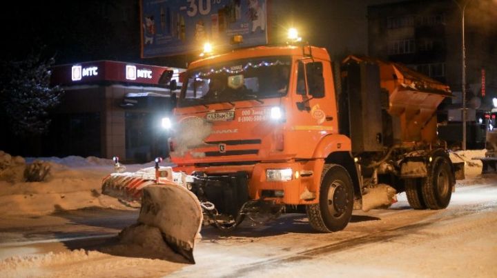 После снегопадов коммунальные службы Бугульмы расчищают город от снега