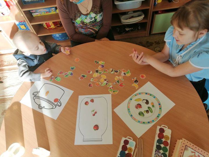 Педагог Бугульминского центра “Радуга” организовала для детей занятие «Дары осени»