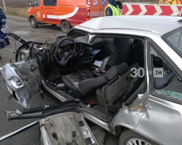 Водитель иномарки стал жертвой страшной аварии с грузовиком в Татарстане