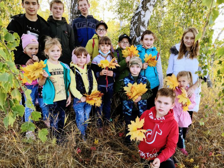 Бөгелмә районының Иске Сумароково күпфункцияле үзәге хезмәткәрләре көзге урманга экскурсия оештырдылар