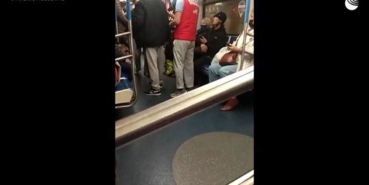 В Москве пассажир метро напал на кашлявшую женщину без маски (ВИДЕО)