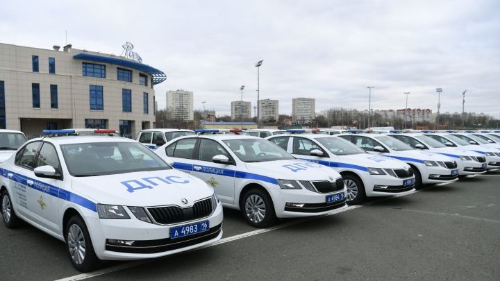Рустам Минниханов вручил бугульминским сотрудникам полиции ключи от новой "Нивы"