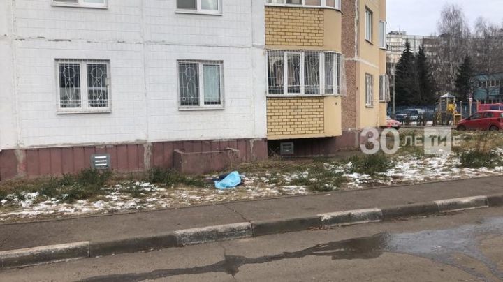 Очевидцы: Девушка погибла, выпрыгнув из горящей квартиры в Казани