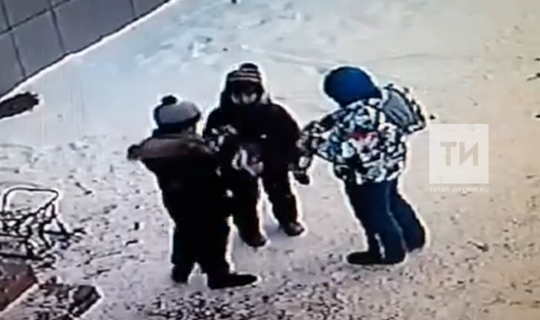 В Азнакаево трое детей украли игрушки из магазина (ВИДЕО)