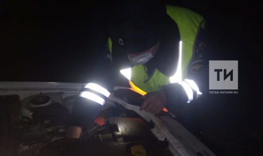 Сотрудник ГИБДД помог женщине с сыном, замерзших на трассе в РТ