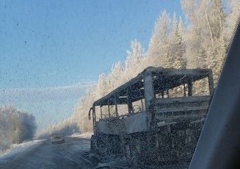 На трассе сгорел автобус, в котором ехали призывники