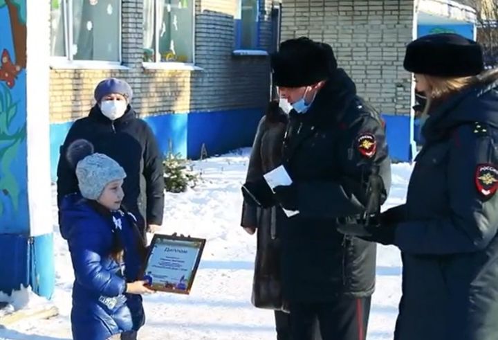 Бөгелмә балалар бакчасында тәрбияләнүче кыз “Полицейский Степа абый” бәйгесендә төп призга лаек булды