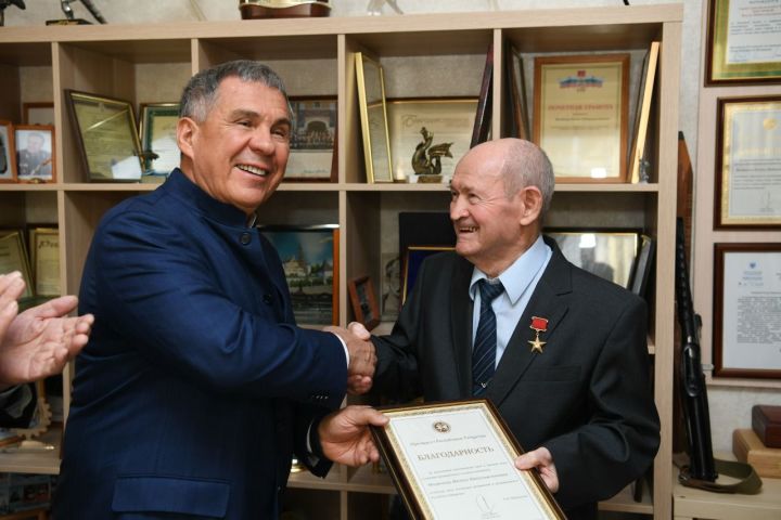 Татарстан геройларына «ТАССР төзелүгә 100 ел» медален тапшыру хакында карар чыкты