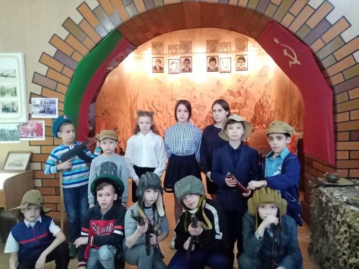 Дети из бугульминского социального приюта «Ялкын» посетили музей боевой славы на территории военкомата