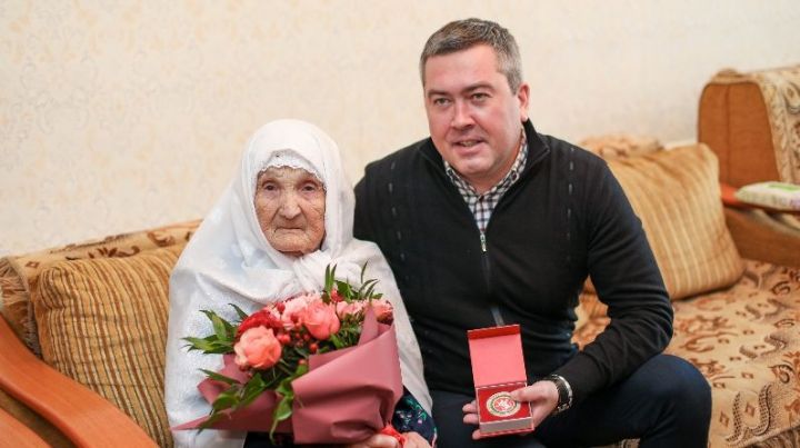 Глава Бугульминского района поздравил труженицу тыла со 100-летием и вручил медаль в честь 75-летия Победы