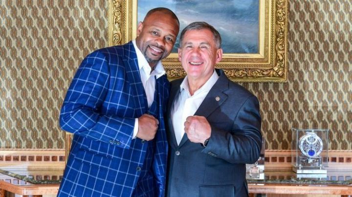 Минниханов и легендарный боксер Рой Джонс сравнили кулаки на официальной фотографии со встречи