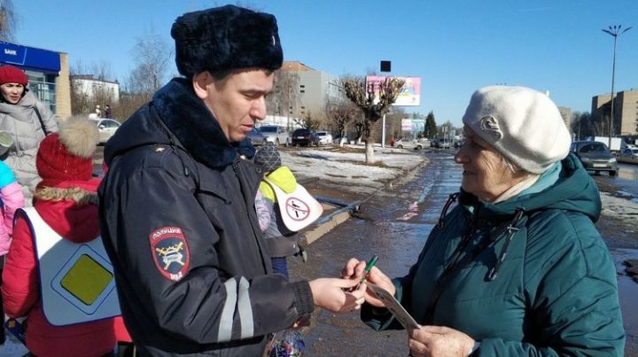 Пешеходам Татарстана раздали карманные фонарики