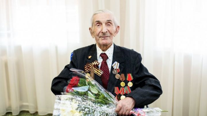 Бугульминским ветеранам, проживающим в Елабуге, вручили юбилейные медали
