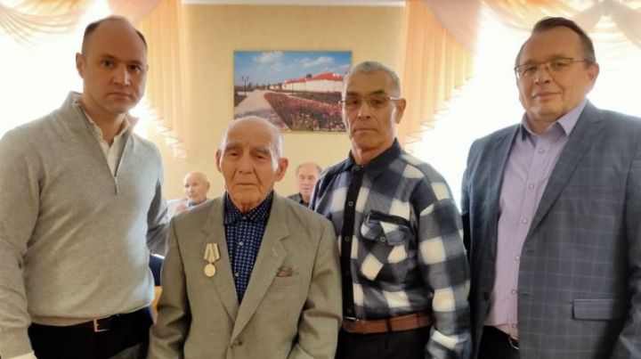 Ветеранам поселка Карабаш вручили юбилейные медали «75 лет Победы в ВОВ»