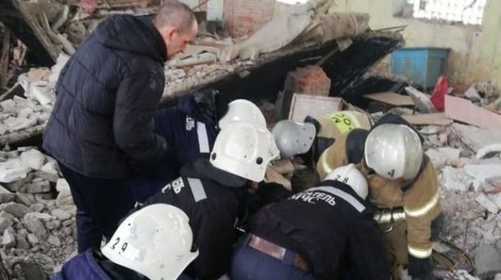 В Казани мужчина едва не погиб под рухнувшей бетонной плитой здания бывшего завода